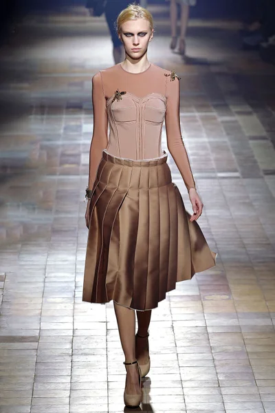 Look 16